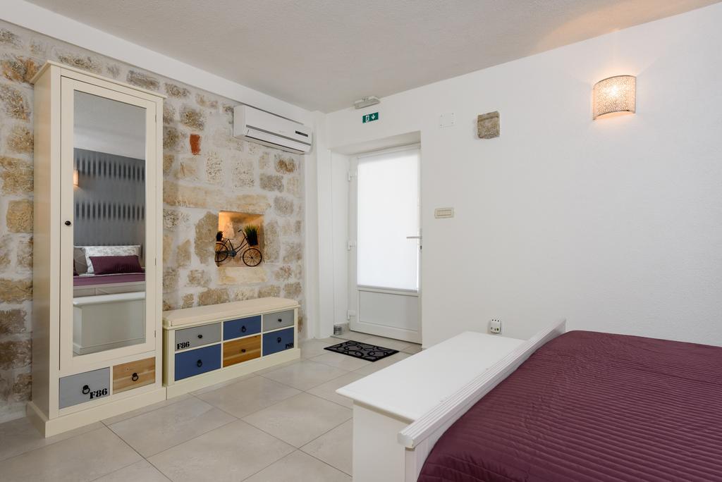 Studio Tironi 2 -Sonja Appartement Trogir Buitenkant foto